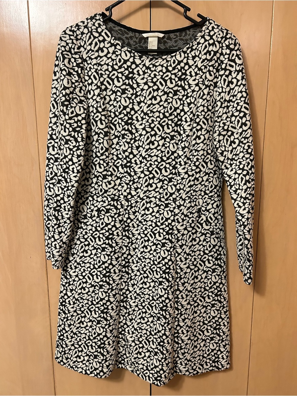 H&M Black and White Long-Sleeve Printed Dress